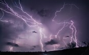 Do Česka se ženou extrémní bouřky. Přinesou silný vítr, kroupy i záplavy 