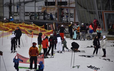 Do Jasnej prišli na lyžovačku tisíce ľudí. Pod svahom to vyzerá ako na koncerte, varuje lekár