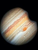 Do Jupiteru narazil neznámý objekt, způsobil výbuch o rozměrech Země