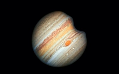 Do Jupiteru narazil neznámý objekt, způsobil výbuch o rozměrech Země