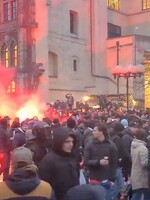 Do Prahy přijely 3 tisíce fotbalových fanoušků z Nizozemska. Na jejich pochod Prahou dohlíží těžkooděnci (VIDEO)