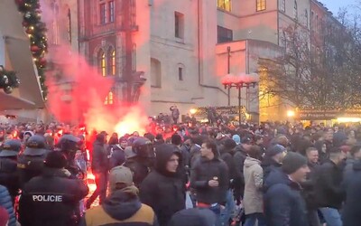 Do Prahy přijely 3 tisíce fotbalových fanoušků z Nizozemska. Na jejich pochod Prahou dohlíží těžkooděnci (VIDEO)