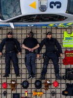 Do Tetris Challenge se zapojila už i česká policie. Zakomponovala fotbalového chuligána, plyšáky i toaletní papír