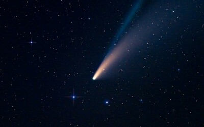 Do konca apríla budeš môcť na oblohe pozorovať extrémne vzácnu kométu. Viditeľná bude voľným okom