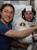 NASA poslala do otevřeného kosmu první ženský tým