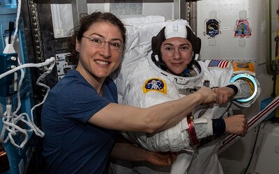 NASA poslala do otevřeného kosmu první ženský tým