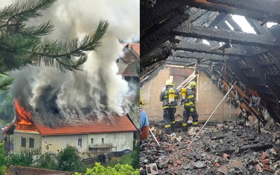 Do rodinného domu na Liptove udrel blesk, ktorý spôsobil masívny požiar. Škodu vyčíslili na 150-tisíc eur