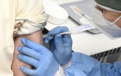 Do roka budú súčasné vakcíny proti koronavírusu neúčinné, varujú vedci