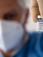 Do roku od očkování druhou dávkou budou lidé potřebovat i třetí, tvrdí šéf Pfizeru