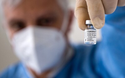 Do roku od očkování druhou dávkou budou lidé potřebovat i třetí, tvrdí šéf Pfizeru
