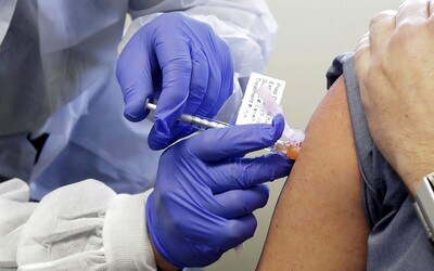 Dobrovoľníci sa pri testovaní najnádejnejšej vakcíny proti koronavírusu cítili ako po ťažkej opici