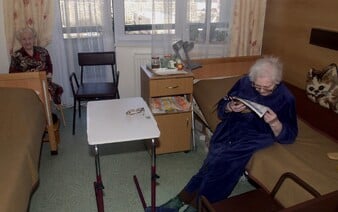 Dôchodcovia budú pri preberaní dôchodku podpisovať poštový poukaz. Zmena sa dotkne každého tretieho seniora