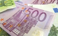 Dôchodkyňa z Košíc odovzdala podvodníkovi cez okno 20 000 eur v hotovosti