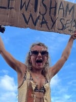 Doechii, pankáči a slzy dojetí. Vybrali jsme nejlepší momenty z Glastonbury