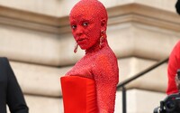 Doja Cat prišla na parížsky týždeň módy zahalená v róbe s 30-tisíc Swarovského krištáľmi 