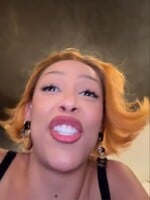 Doja Cat si uťahuje zo Sydney Sweeney. Paroduje jej kontroverznú reklamu na džínsy