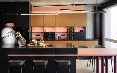 Dokonalý súlad farieb, moderný dizajn a praktické riešenia zdobia 2-podlažný apartmán pre mladú rodinu v Kyjeve 