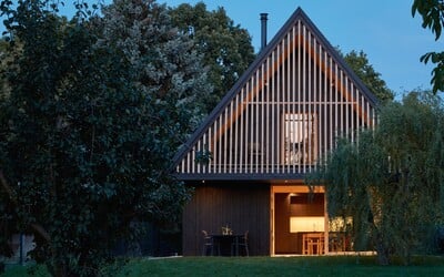 Dom inšpirovaný horskou chatou za viac ako 565-tisíc eur. Nádherný projekt je menej než polhodinu od Prahy