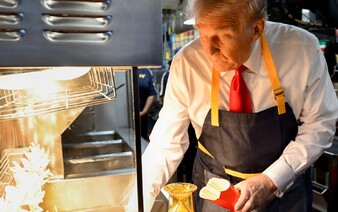 Donald Trump podával hranolky v Mekáči, nemal však povolenie. McDonald’s sa voči kampani rázne ohradil