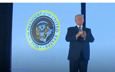 Donald Trump rečnil pred prezidentským znakom s ruskými orlami, peniazmi aj golfovými palicami. Bol to žartík či nešťastná náhoda?
