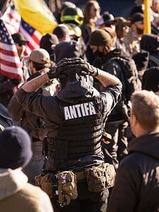 Donald Trump vs. Antifa. Co to je, jak funguje a proč právě teď budí tolik emocí?