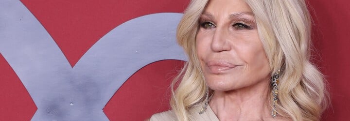 Donatella Versace šokovala proměnou. Do společnosti přišla s novým přirozeným vzhledem