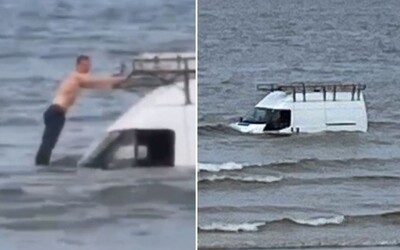 Doplával k svojmu utopenému autu, spravil si selfíčko a zachránil 4 balíčky cigariet. Príliv potom dodávku pohltil