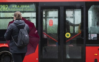 Dopravný podnik zrušil Ukrajincom bezplatné cestovanie v Bratislave. Informoval však o tom iba na webových stránkach