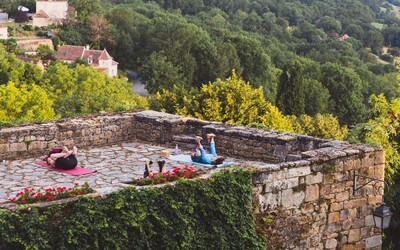 Dospělé ženy na táboře? Francouzský zámek má na čekačce 11 tisíc zájemkyň