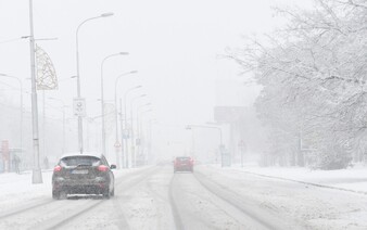 Dovidíš ledva na 100 metrov: Silné sneženie obmedzilo dohľadnosť v týchto okresoch Slovenska