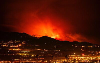 Dovolenková letoviska opět v plamenech. Rozsáhlý požár vypukl na španělském ostrově i sto kilometrů od Athén 