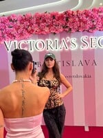Drahé kabelky a veľa ružovej. Aké outfity predviedli influencerky na otvorení predajne Victoria’s Secret na Nivách?