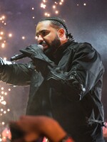 Drake má na konte ďalší rekord. Podarilo sa mu predbehnúť aj The Beatles
