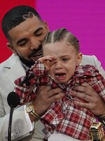 Drake prebral cenu Billboard Music Awards pre umelca desaťročia s plačúcim synom, DaBabymu pustili pri preberaní ceny Posta Malona