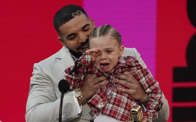 S Drakem přebral cenu Billboard Music Awards pro umělce desetiletí plačící syn, DaBabymu pustili při přebírání ceny Post Maloneho