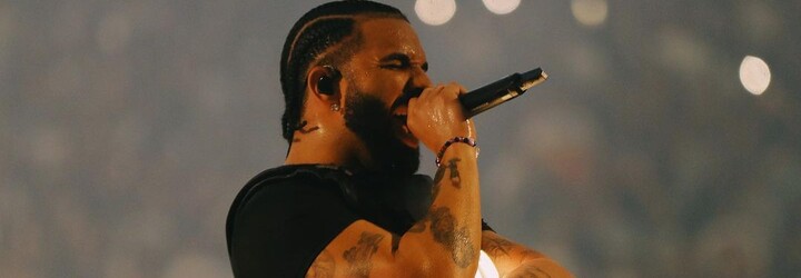 Drake předvedl jedinečný růžový pár tenisek Nike Glide na koncertě v Los Angeles