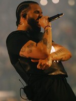 Drake predviedol jedinečný ružový pár tenisiek Nike Glide na koncerte v Los Angeles  