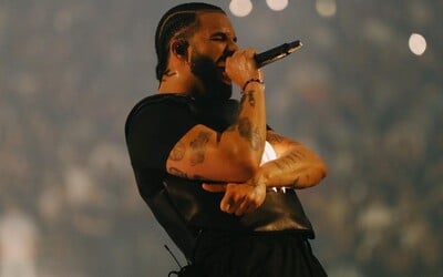 Drake predviedol jedinečný ružový pár tenisiek Nike Glide na koncerte v Los Angeles  