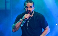 Drake si zaobstaral novú reťaz so 42 zásnubnými prsteňmi, aby si pripomenul, koľkokrát už takmer požiadal o ruku  
