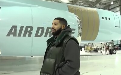 Drake ukazuje fanúšikom svoje nové súkromné lietadlo za 100 miliónov dolárov. Nemôže mu chýbať pozlátený interiér