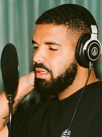 Drake vydává nostalgické album plné zásadních momentů jeho kariéry. Legendární hity našly oficiální cestu na veřejnost