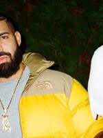 Drake vysmieva hudobníkov, ktorí sa na prvé miesta rebríčka Billboardu dostali vďaka predaju merchu