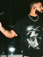 Drake vzdává hold zesnulému Tupacovi dvojicí diamantových přívěsků za více než 13 milionů korun