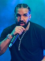 Drake žaluje Spotify, vraj sa proti nemu spikli. Na vine je popularita skladby Not Like Us od Kendricka