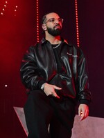 Drake zareagoval na verejnú potupu od Kendricka na Super Bowle. Beef vraj preňho nie je ukončený