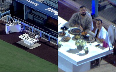 Drake vzal modelku na romantickou večeři na prázdný baseballový stadion. Po celou dobu je obsluhoval soukromý číšník