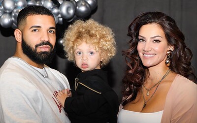 Drake zverejnil prvú fotku svojho syna, kvôli ktorému vznikol jeden z najväčších beefov amerického rapu. Na otca sa nepodobá