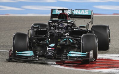 Drama do posledního kola. Hamilton vyhrál první závod F1 těsně před Verstappenen, Schumacher absolvoval debut