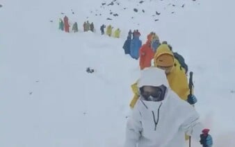Drama na Mount Everestu. Ve sněhové bouři uvízly tisíce lidí, nulová viditelnost komplikuje záchranu