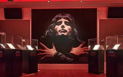 Dražba majetku Freddieho Mercuryho: piano sa predalo za obrovskú sumu, prekvapil aj text Bohemian Rhapsody, ľudia však zúria